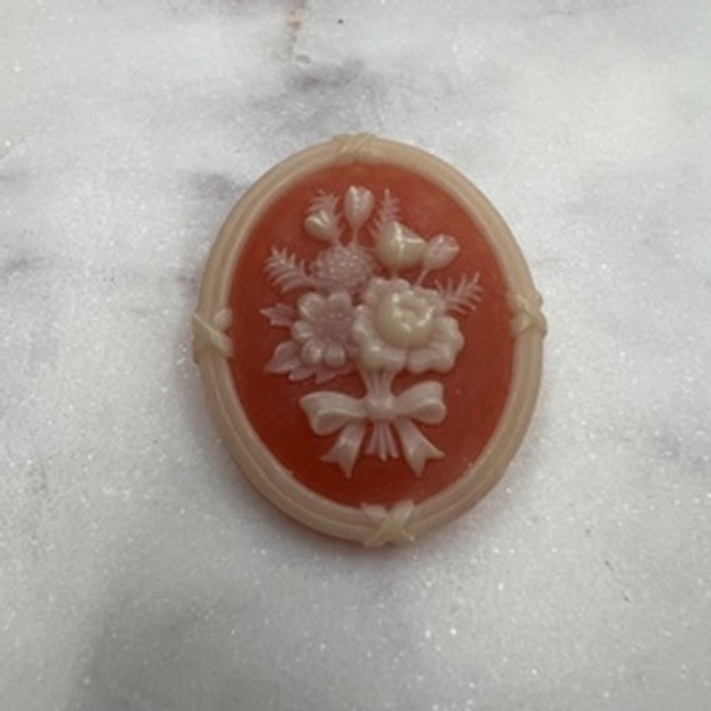 Vintage Avon Floral Cameo Brooch Coral Pink‎ Cream Flower Bouquet Pin Oval